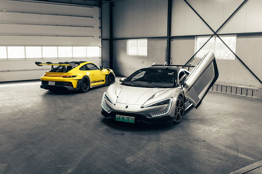 Geïmporteerde sportwagens in warehouse na auto-import waarbij invoerrechten en btw worden berekend