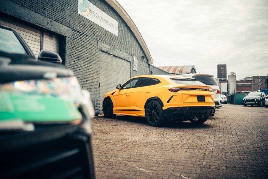 Geïmporteerde auto bij warehouse van Marlog Car Handling tijdens auto-import waarbij invoerrechten en btw worden berekend